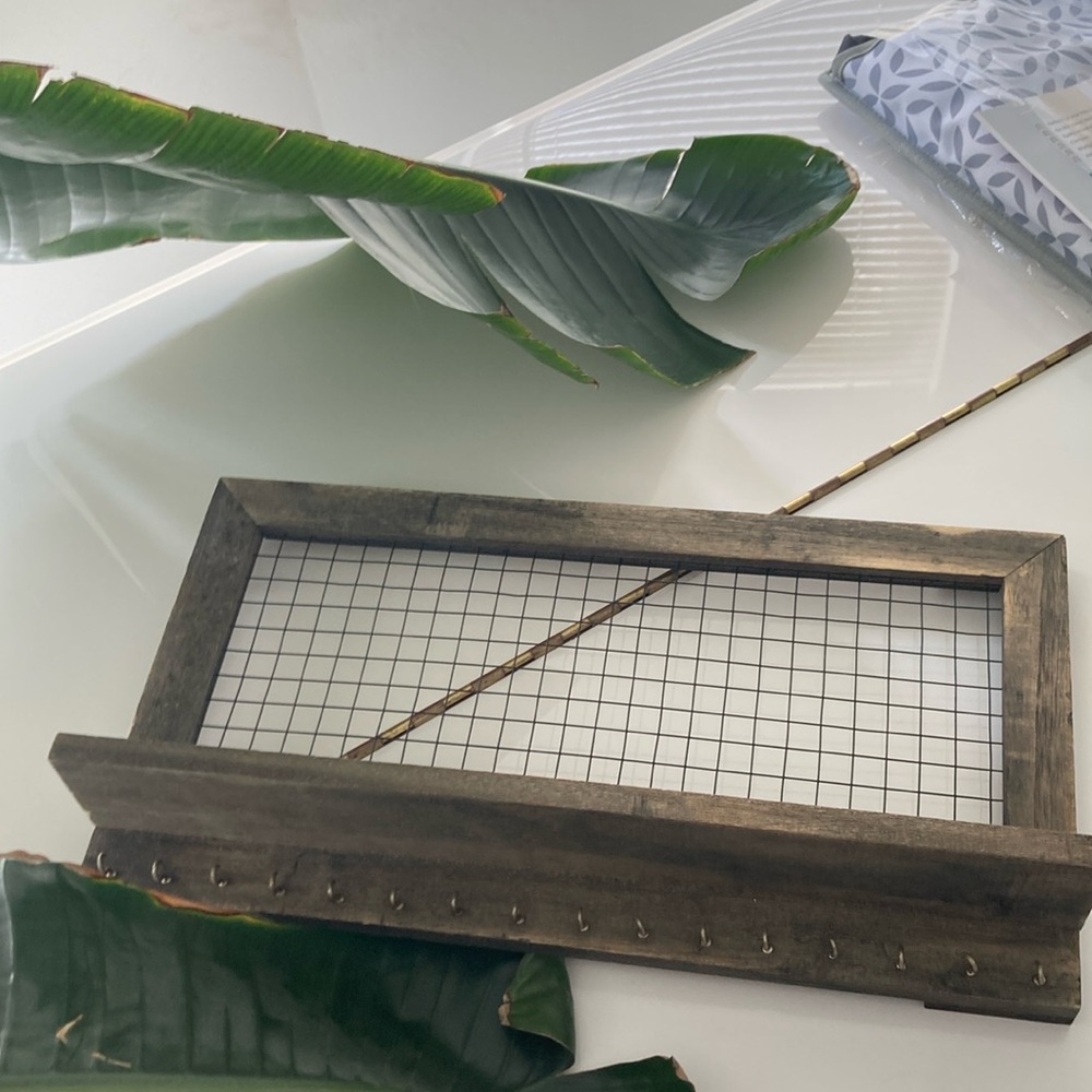 Wired decorative Frame Rack
